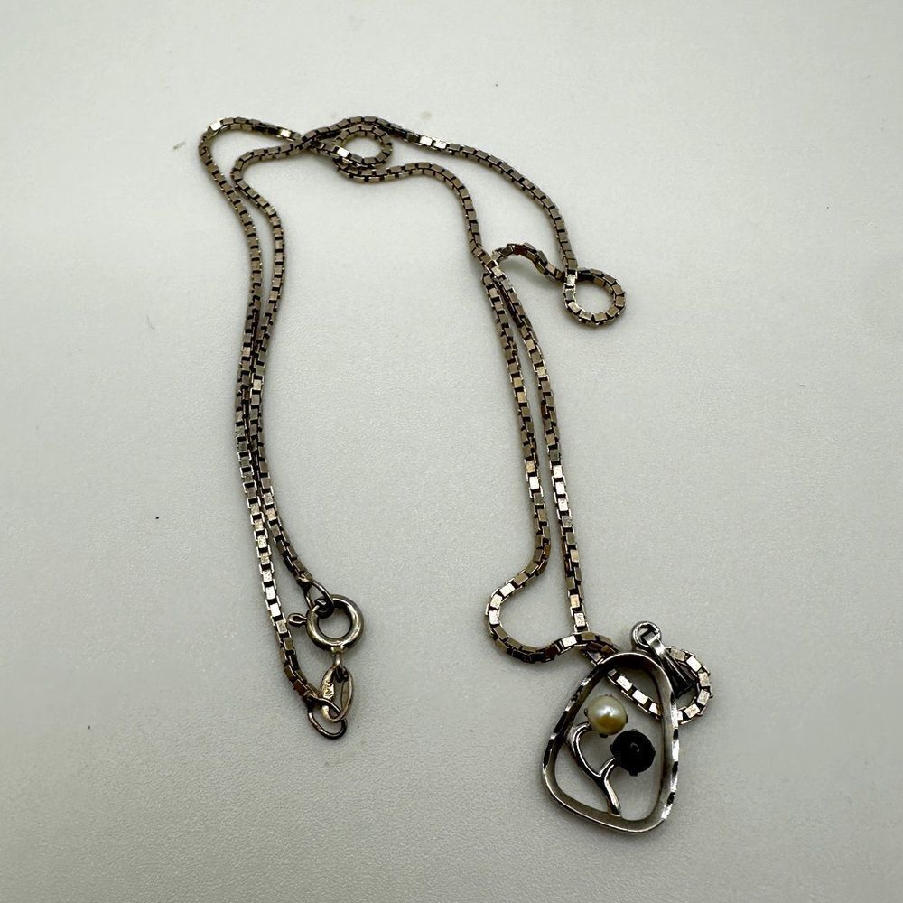 17” Sterling silver and pearl pendant necklace!